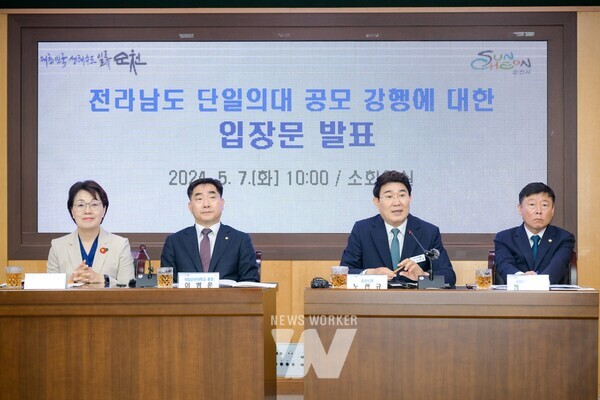 왼쪽부터 권향엽 더불어민주당 순천·광양·구례·곡성(을) 국회의원 당선인, 이병운 국립순천대학교총장, 노관규 순천시장, 정병회 순천시 의장