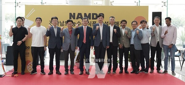 전라남도는 인도 하리아나주 구르가온의 한국식품 대표 마켓인 케이프랜드마켓에 전남산 농수산식품을 전문으로 취급하는 전남 상설판매장 그랜드 오프닝 행사를 지난 4일 개최했다