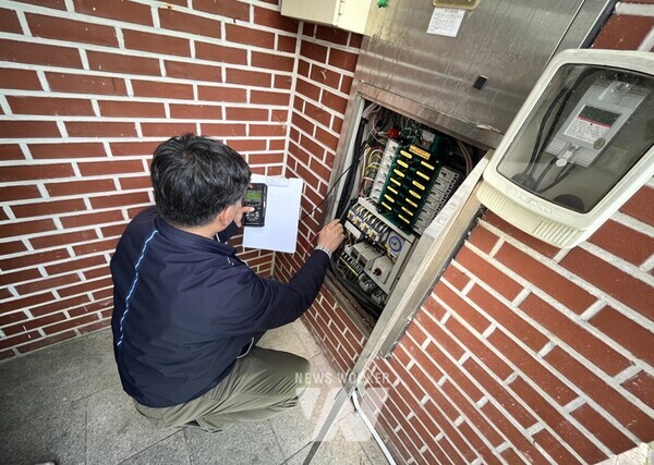 광주광역시(시장 강기정)가 행락철을 맞아 공원 공중화장실 전기안전 특별점검을 실시했다