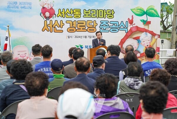 박홍률 시장이 서산동 보리마당 서산경로당 준공을 기념하고 있다. / 목포시 제공