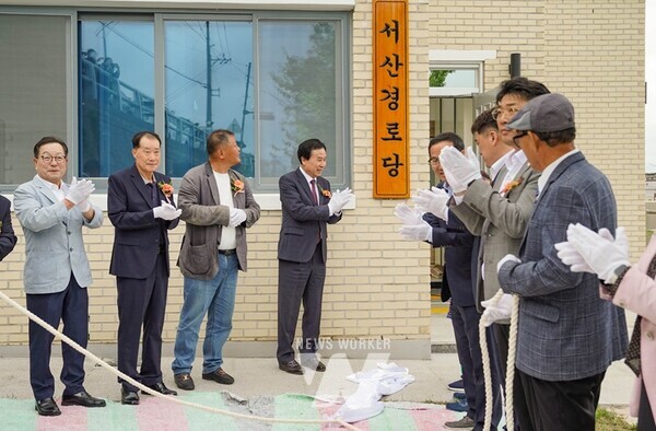 박홍률 시장이 서산동 보리마당 서산경로당 준공을 기념하고 있다. / 목포시 제공