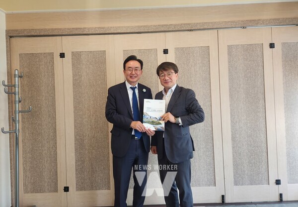 윤병태 나주시장이 내년도 국비 확보를 위해 동분서주하고 있다. 윤 시장이 기재부 김동일 예산실장과 면담 후 기념촬영을 하고 있다. (사진제공-나주시)