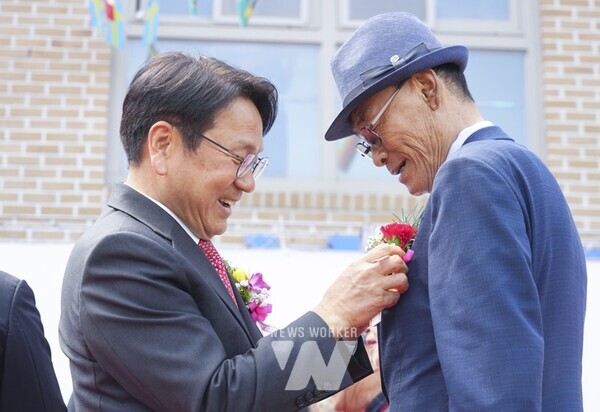 강기정 광주광역시장이 8일 오후 북구 효령노인복지타운에서 열린 '제52회 어버이날' 기념행사에 참석해 어르신들에게 사랑의 카네이션을 달아드리고 있다./광주광역시 제공