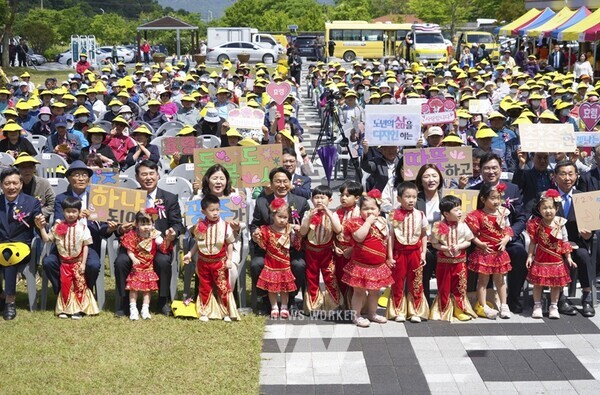 강기정 광주광역시장이 8일 오후 북구 효령노인복지타운에서 열린 '제52회 어버이날' 기념행사에 참석해 어르신들과 퍼포먼스를 하고 있다./광주광역시 제공