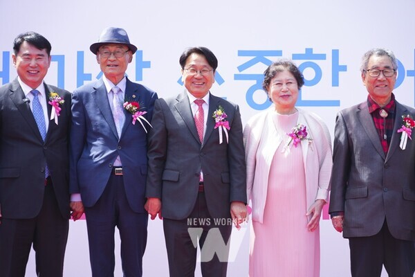 강기정 광주광역시장이 8일 오후 북구 효령노인복지타운에서 열린 '제52회 어버이날' 기념행사에 참석해 유공자 표창을 한 후 기념촬영을 하고 있다./광주광역시 제공