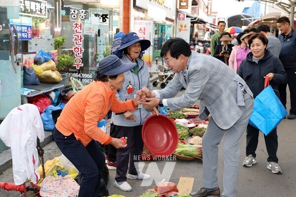 전남 장흥군은 지난 4일 정남진장흥 토요시장 어머니텃밭 참여자를 대상으로 어버이날 행사를 가졌다.