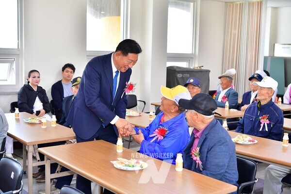 호국보훈 위안행사를 찾은 김한종 장성군수가 감사 인사를 전하고 있다