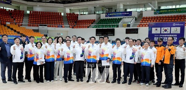김영록 전라남도지사가 8일 오후 제18회 전국장애학생체전 개회식이 열리는 목포실내체육관 및 제53회 전국소년체전 수영경기가 열리는 목포실내체육관 실내수영장을 방문, 시설물 안전 점검 등 체전 준비상황을 점검하고 관계자들을 격려했다