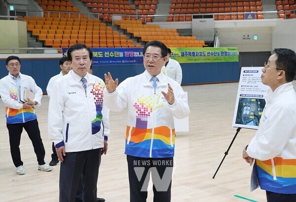김영록 전라남도지사가 8일 오후 제18회 전국장애학생체전 개회식이 열리는 목포실내체육관 및 제53회 전국소년체전 수영경기가 열리는 목포실내체육관 실내수영장을 방문, 시설물 안전 점검 등 체전 준비상황을 점검하고 관계자들을 격려했다