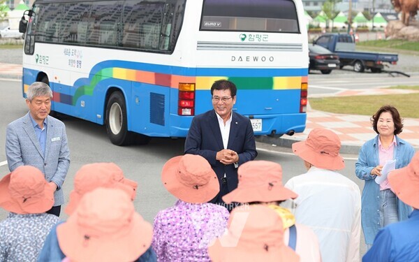 함평군 보건소는 9일 제23기 은빛건강대학 어르신 56명을 대상으로 지난 7일 신안군 암태면, 자은면 등을 방문해 봄나들이를 실시했다