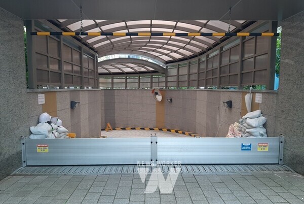 광주광역시(시장 강기정)는 여름철 장마를 대비해 과거 침수피해이력이 있는 공동주택과 반지하주택 20곳을 대상으로 침수방지시설 설치를 지원한다