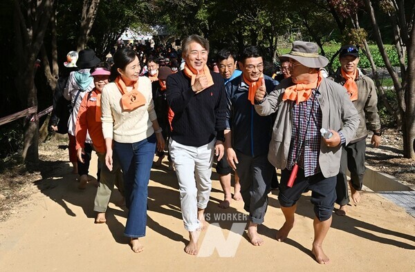 맨발걷기 붐 조성에 앞장서고 있는 광주시 서구(구청장 김이강)가 호남권 최초로 도심맨발축제를 선보인다.