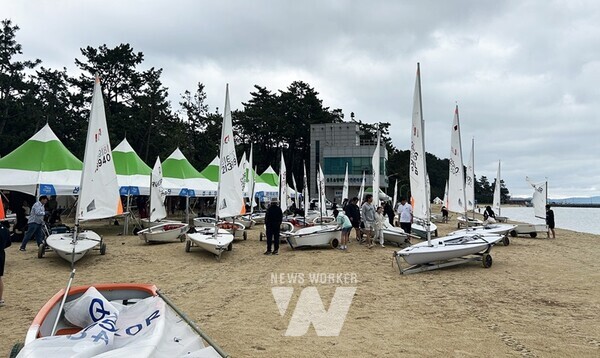 전남 보성군은 지난 4일부터 5일까지 율포솔밭해수욕장에서 ‘2024 한국옵티미스트 전국 요트대회’를 개최해 화려한 레이스를 펼쳤다