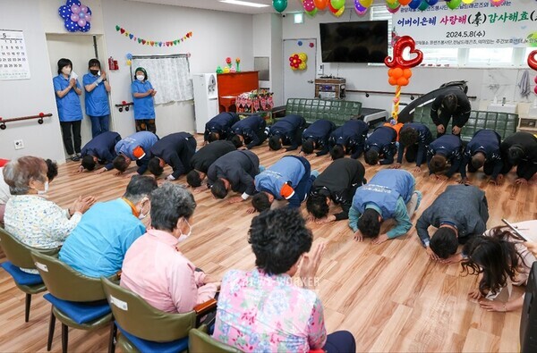 광양제철소와 전남드래곤즈가 어버이날을 맞아 지역내 치매어르신들을 위해 준비한 어버이은혜 사랑해孝(효) 감사해孝(효) 행사에서 감사의 큰절을 올리고 있다.