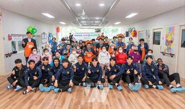 광양제철소와 전남드래곤즈가 어버이날을 맞아 지역 치매어르신들을 위해 어버이은혜 사랑해孝(효) 감사해孝(효) 행사를 개최했다.