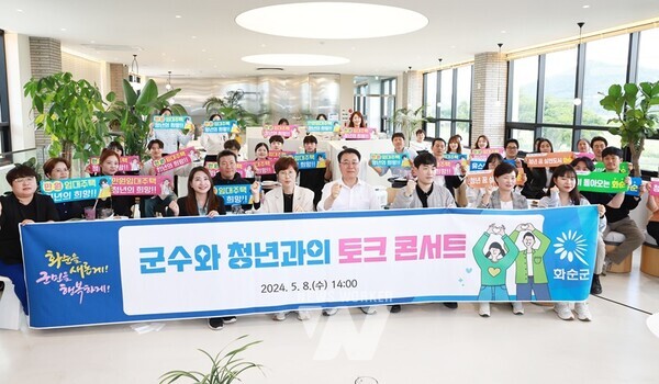 구복규 군수와 청년과의 단체 사진