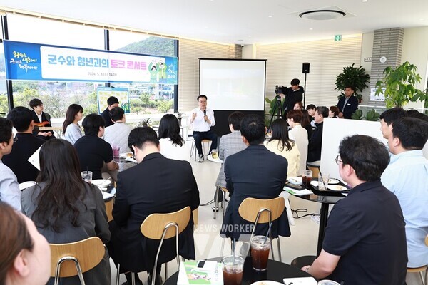 토크 콘서트 진행 모습