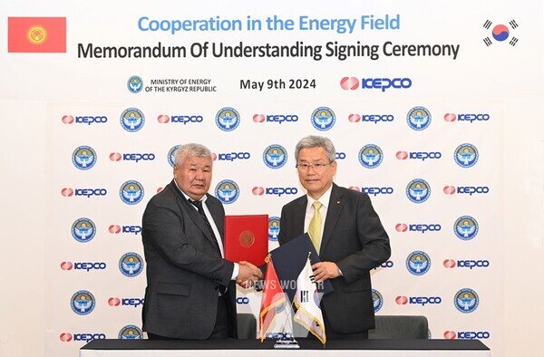 MOU체결후 기념사진 촬영_한전 김동철 사장(우) 및 키르기즈공화국 이브라에프 장관(좌)