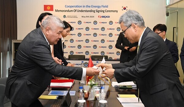 인사를 나누는 한전 김동철 사장(우) 및 키르기즈공화국 이브라에프 장관(좌)