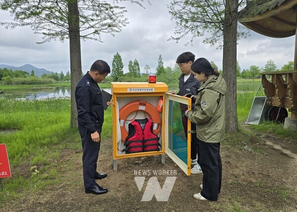 전남 함평군과 함평소방서가 여름철 수난사고에 대비해 인명구조함을 신규 설치했다.