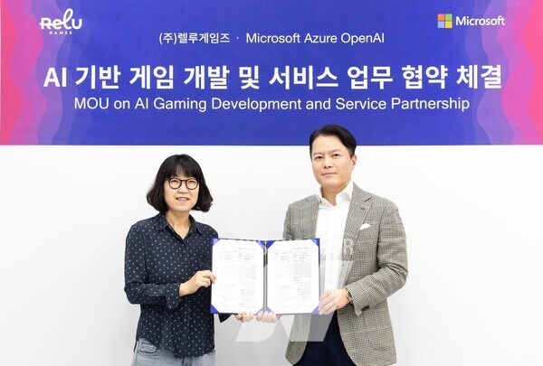 김민정 렐루게임즈 대표(좌)와 고광범 한국마이크로소프트 엔터프라이즈 커머셜 사업 부문장(우)이 AI 기반 게임 개발 및 서비스 협력을 위한 업무 협약을 체결하고 기념 사진을 촬영하고 있다.