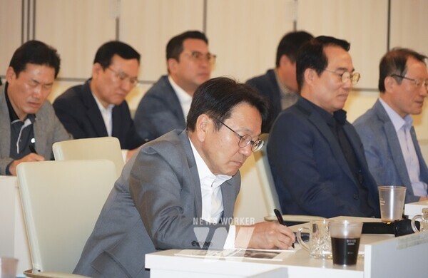 강기정 광주광역시장이 10일 오전 시청 중회의실에서 열린 제4회 정책포럼에 참석해 강의를 들으며 메모하고 있다./광주광역시 제공