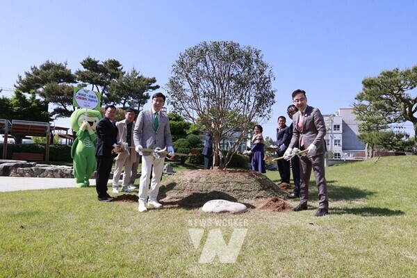 5월 3일 보성군청 광장에서 김철우 군수와 하승철 하동군수가 고차수를 식수하고 있다.
