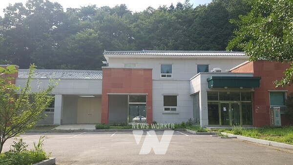 보성군이 2024 지역 한복 문화 창작소 조성 사업에 선정돼 ‘가치그린 한복 창작소’를 운영한다. (복내면 천연염색공예관 염색동 전경)