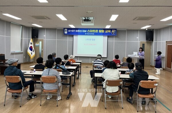 전남 곡성군은 지역 내 어르신을 대상으로 10일 AI-IoT기반 스마트폰 활용 교육을 실시했다