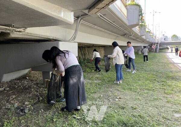 광주정보문화산업진흥원(이하 GICON)은 시민들에게 쾌적한 천변로 제공을 위해 임직원 30여 명과 함께 광주천 일대에서 환경정화 활동을 실시했다