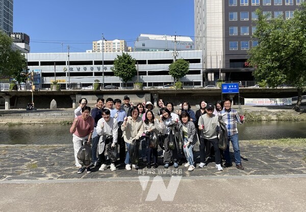 광주정보문화산업진흥원(이하 GICON)은 시민들에게 쾌적한 천변로 제공을 위해 임직원 30여 명과 함께 광주천 일대에서 환경정화 활동을 실시했다