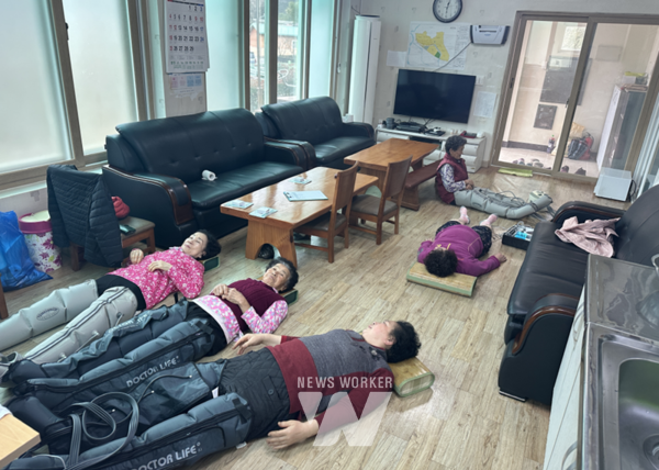 물리치료서비스 받는 장면