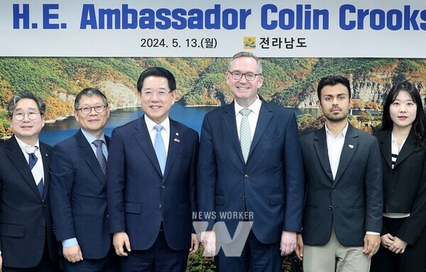 김영록 전라남도지사가 13일 오전 도청 접견실에서 콜린 제임스 크룩스(Colin James Crooks) 주한 영국대사와 면담을 갖고 기념촬영을 하고 있다.