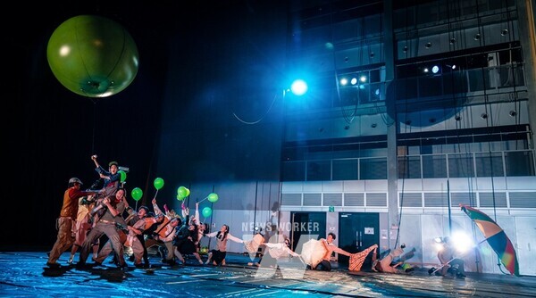 시간을 칠하는 사람 공연 장면