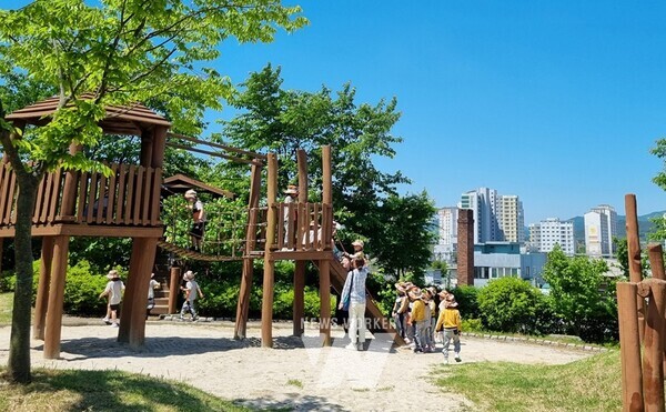 장성 최초로 유아숲 체험원이 조성되는 장성공원 생태놀이터. 아이들이 신나게 뛰어놀고 있다.