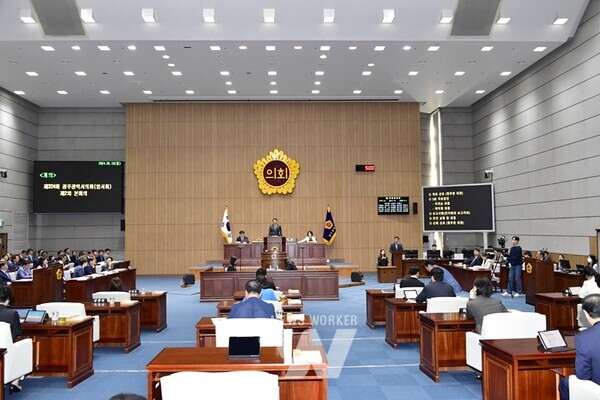광주광역시의회(의장 정무창)는 13일 오전 10시, 시의회 본회의장에서 제324회 임시회 제2차 본회의를 개최하고 15일간의 회기를 마무리 지었다.