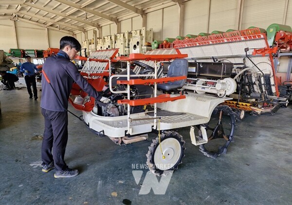 나주시 임대농기계 출고 전 안전 점검 장면. (사진제공-나주시)