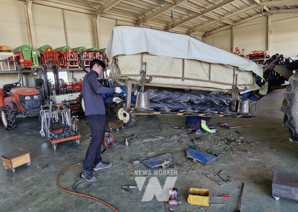 나주시 임대농기계 출고 전 안전 점검 장면. (사진제공-나주시)