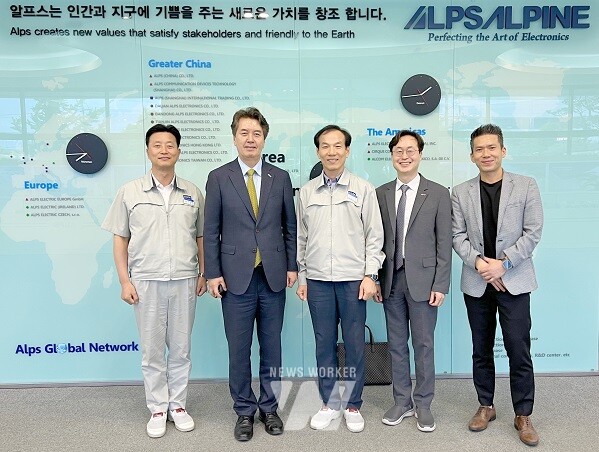 박용현 한국알프스(주) 관리이사, 정용화 GIST 대외부총장, 김규남 한국알프스(주) 대표이사, 김재관 GIST 대외협력처장, 이승재 GIST발전기금팀장