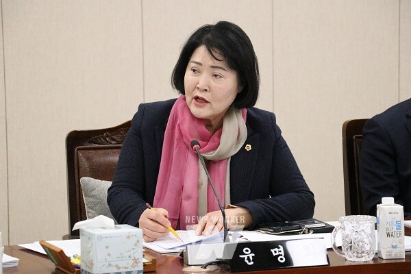지난 13일 윤명희 전남도의원이 문화융성국 소관 2024년도 제1회 추가경정예산안 질의를 하고 있다.