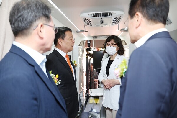 윤석대 한국수자원공사 사장이 5월 14일 경북 영천 보현산댐 하류공원에서 보현산댐, 성덕댐, 군위댐 주변 영천, 청송, 군위 3개 군의 건강 의료서비스를 위한 ‘K-water 의료사랑방 출발식’에서 의료진과 지역의료 여건 등에 대해 의견을 나누고 있다.