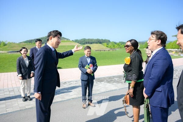 (기념사진) 첨부사진 좌측부터 무손다 뭄바 람사르 사무총장, 노관규 순천시장좌측부터 유범식 람사르사무국 아시아-오세아니아 담당관, 서승오 동아시아람사르지역센터장, 무손다 뭄바 람사르 ~