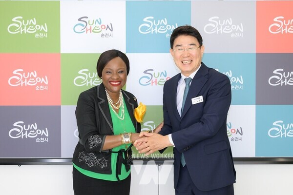 14일 순천만국가정원에서 무손다 뭄바 람사르 사무총장과 노관규 순천시장이 면담을 가졌다 (좌측부터) 무손다 뭄바 람사르 사무총장, 노관규 순천시장