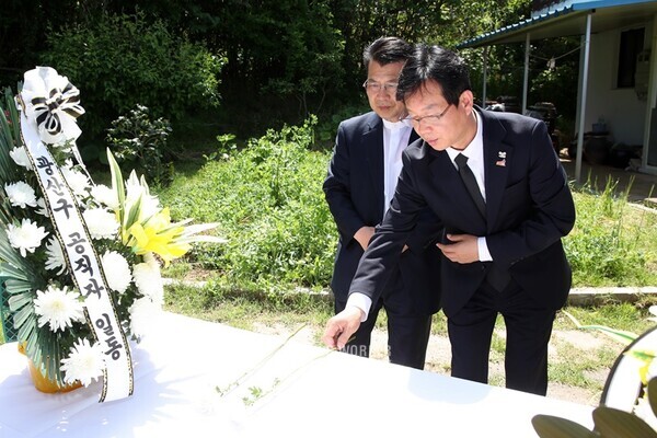 광주시 광산구(구청장 박병규)는 14일 제44주년 5‧18민주화운동 기념일을 앞두고 공직자들과 함께 국립5‧18민주묘지를 참배하고 윤상원 열사 추모식을 거행했다.