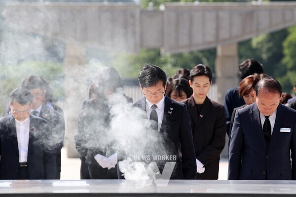 광주시 광산구(구청장 박병규)는 14일 제44주년 5‧18민주화운동 기념일을 앞두고 공직자들과 함께 국립5‧18민주묘지를 참배하고 윤상원 열사 추모식을 거행했다.