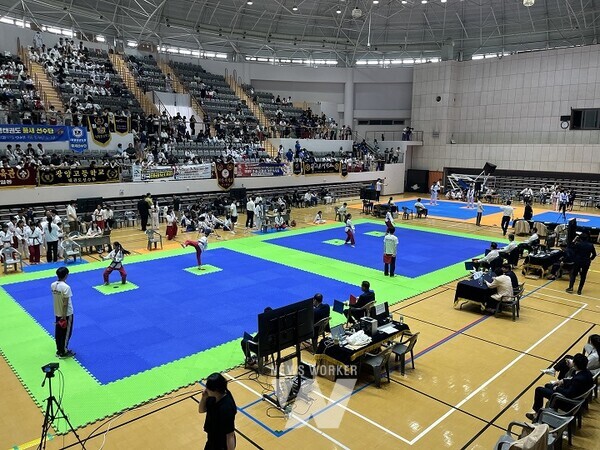 윤병태 시장이 지난 11일 태권도 대회 현장을 방문해 선수단을 격려하고 있다. (사진제공-나주시)