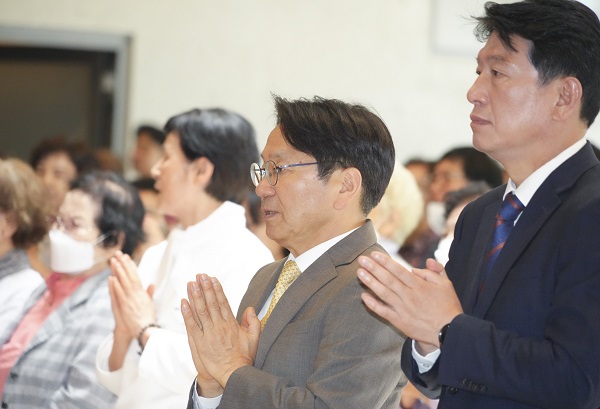 강기정 광주광역시장이 15일 서구 무각사에서 열린 불기 2568년 부처님 오신 날 봉축법요식에 참석해 합장을 하고 있다./ 광주광역시 제공