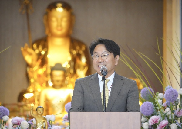 강기정 광주광역시장이 15일 서구 무각사에서 열린 불기 2568년 부처님 오신 날 봉축법요식에 참석해 축사하고 있다./ 광주광역시 제공
