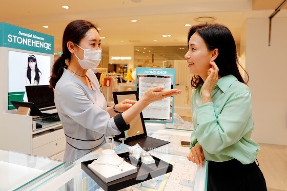 광주신세계는 5월 20일 성년의 날 선물로 로즈골드 목걸이와 귀걸이를 추천한다.