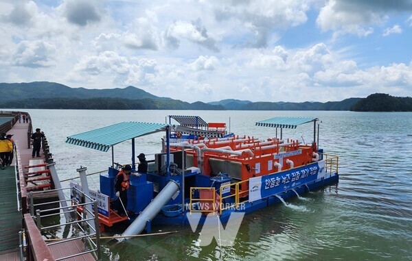 안동호 녹조 제거 작업 중인 녹조 제거선(2023년 안동댐) 모습.